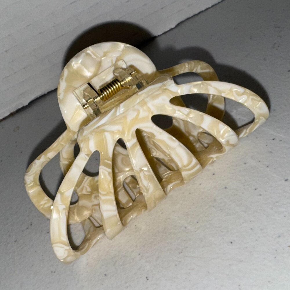 Luxy Coastal Shell Claw Clip